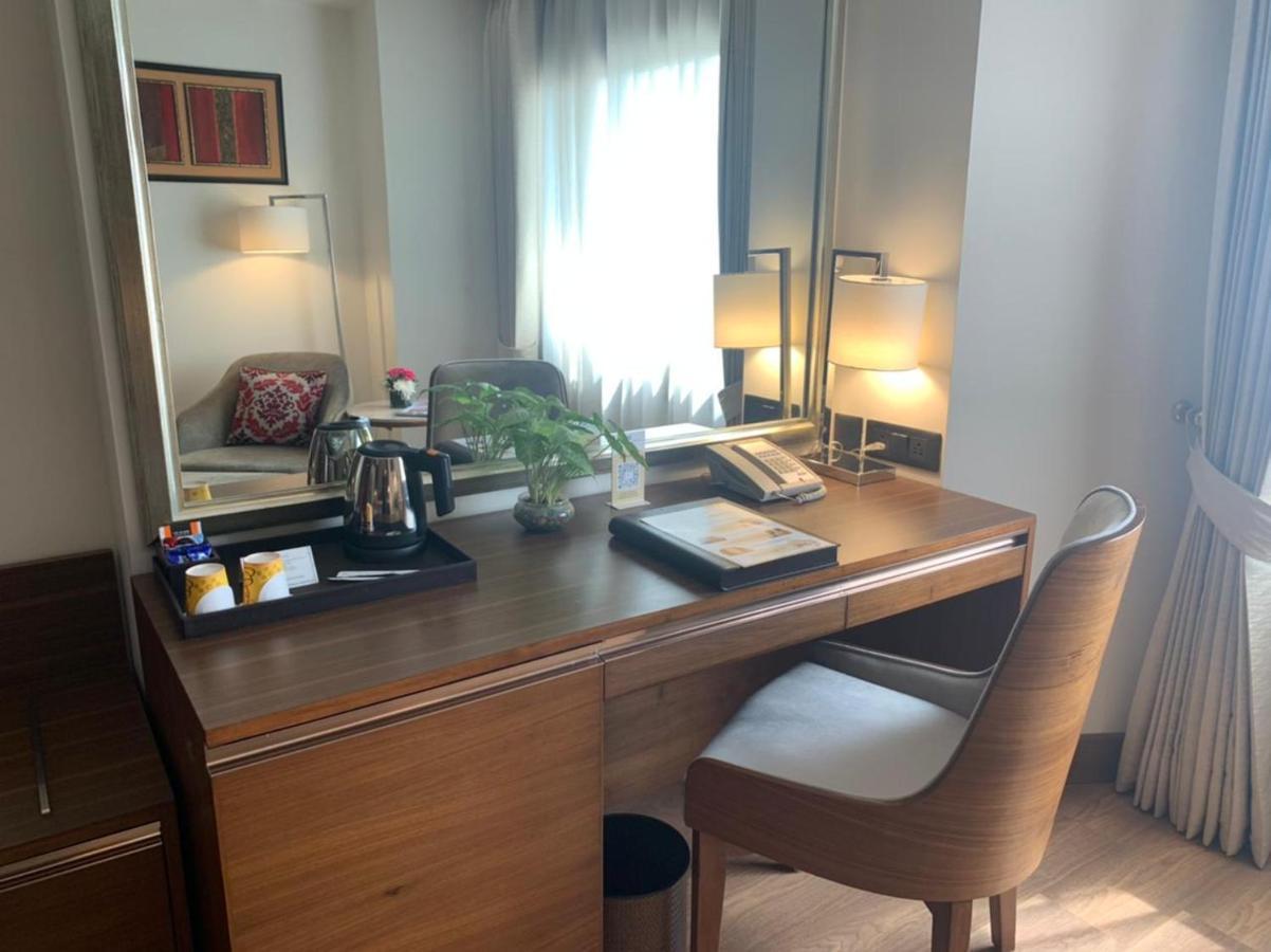 Jaypee Vasant Continental Hotel Új-Delhi Kültér fotó A desk in a hotel room
