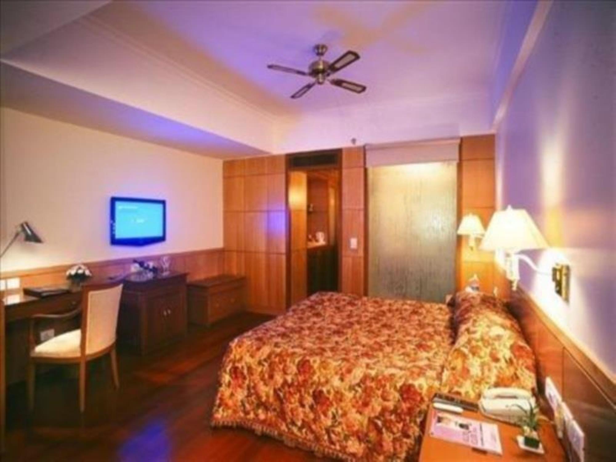 Jaypee Vasant Continental Hotel Új-Delhi Kültér fotó A room at the hotel