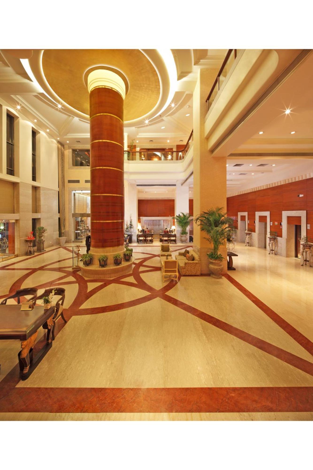 Jaypee Vasant Continental Hotel Új-Delhi Kültér fotó The lobby of the hotel