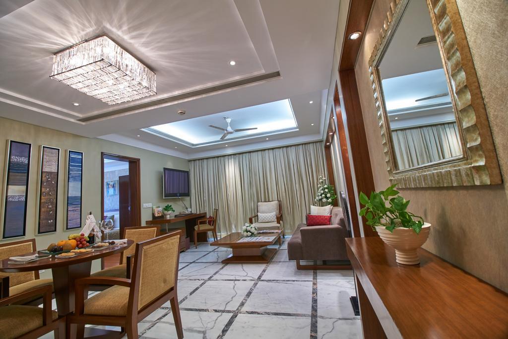 Jaypee Vasant Continental Hotel Új-Delhi Kültér fotó A suite at the hotel