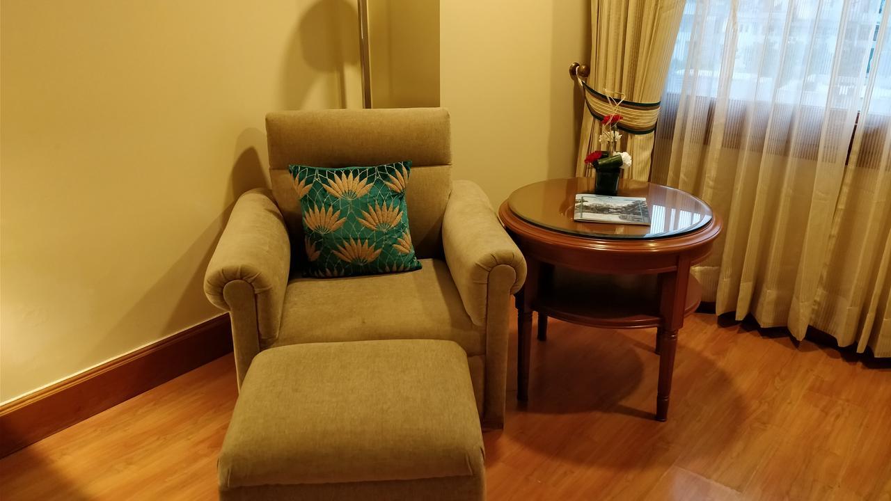 Jaypee Vasant Continental Hotel Új-Delhi Kültér fotó A chair with a footrest