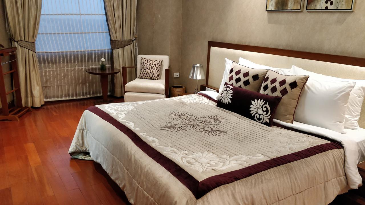 Jaypee Vasant Continental Hotel Új-Delhi Kültér fotó A bed runner