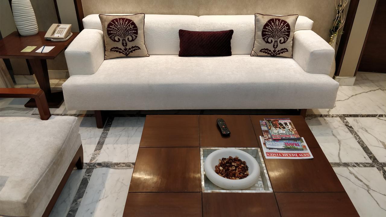 Jaypee Vasant Continental Hotel Új-Delhi Kültér fotó A contemporary sofa