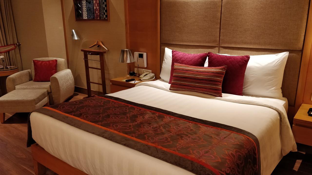 Jaypee Vasant Continental Hotel Új-Delhi Kültér fotó A bed runner
