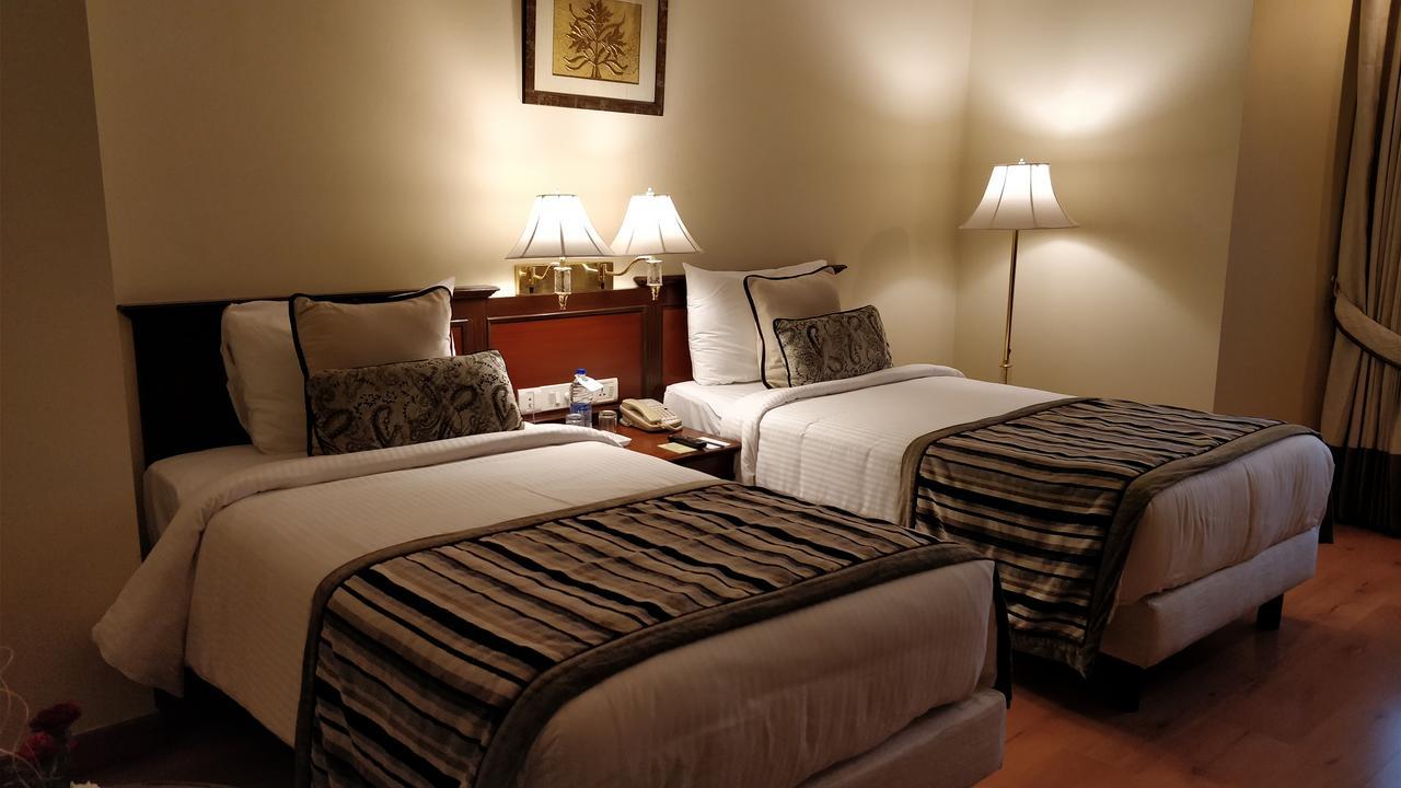 Jaypee Vasant Continental Hotel Új-Delhi Kültér fotó A room at the Taj Bengal