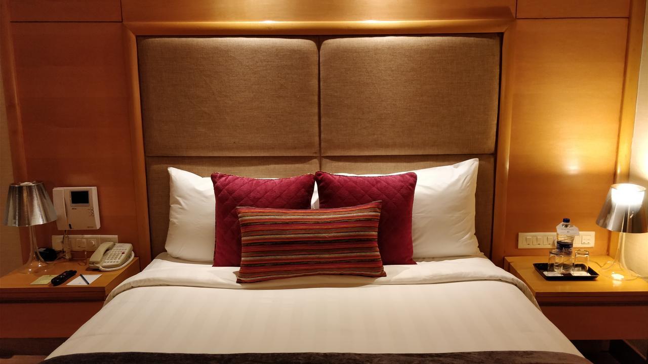 Jaypee Vasant Continental Hotel Új-Delhi Kültér fotó A bed with a headboard