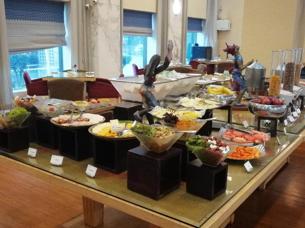 Jaypee Vasant Continental Hotel Új-Delhi Kültér fotó A salad bar